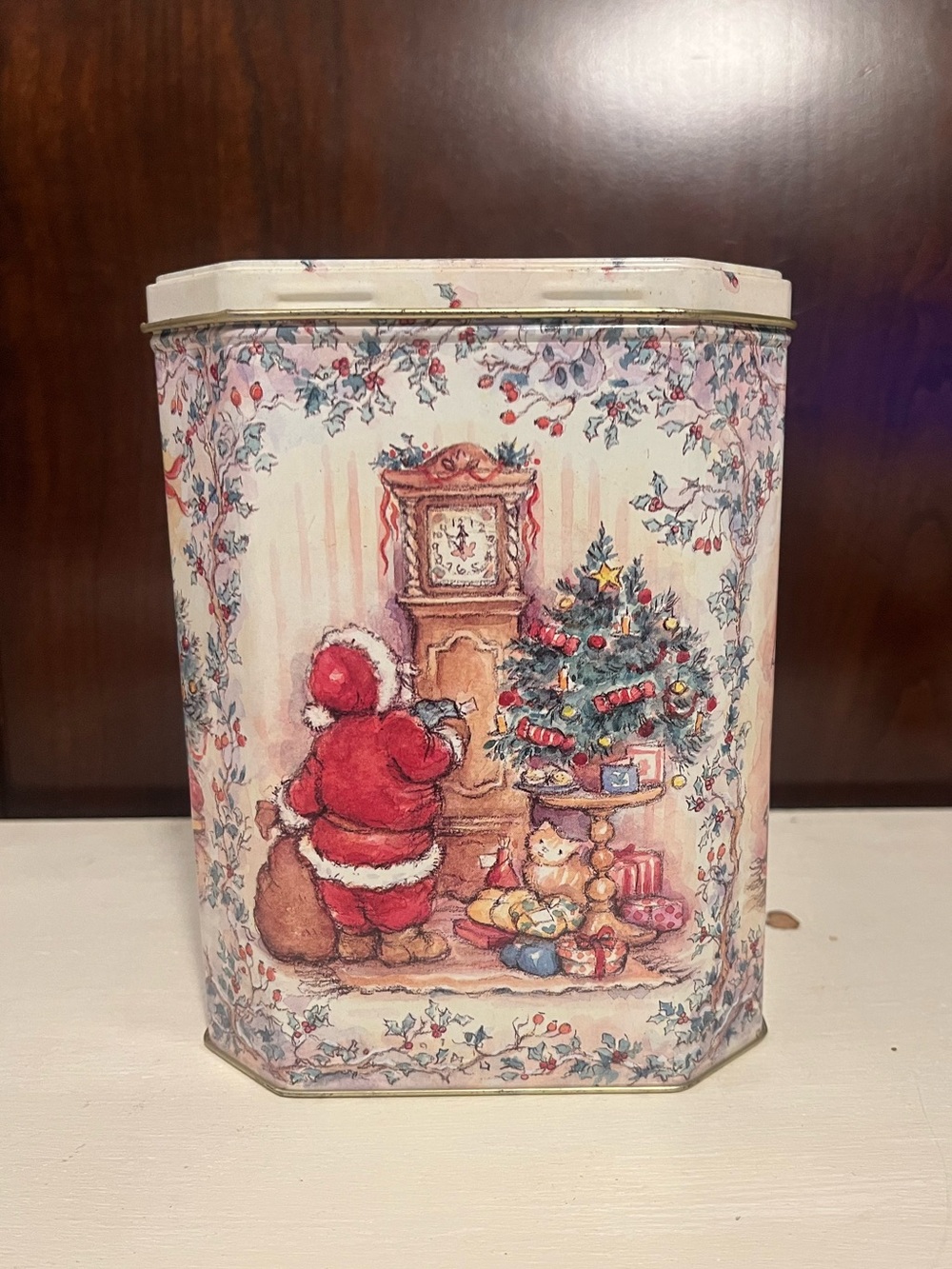 Vintage Windsor Bears Holiday Tin - Cream with Multicolor Holiday Scene
